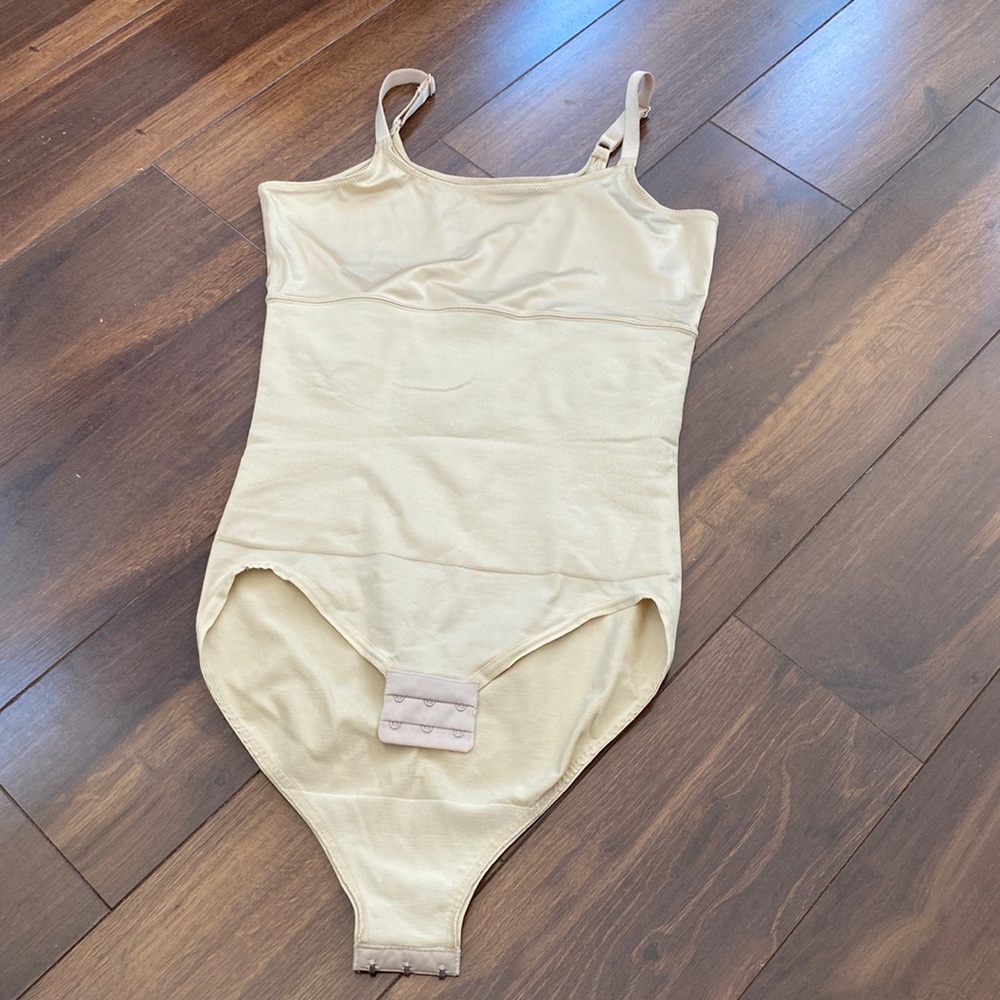 Maidenform One Piece Shape-ware with Adjustable Straps. Beige M